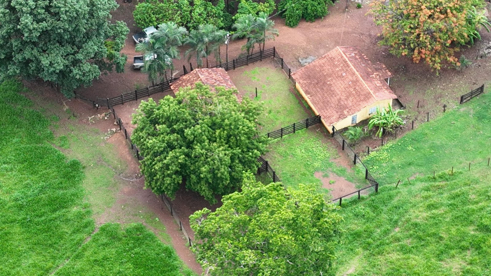 Casa sede e estruturas